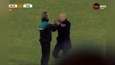 'Murabbiy hakamdan qo`shimcha vaqt qo`shib berishini so`rab tiz cho`kdi 'ning rasmi