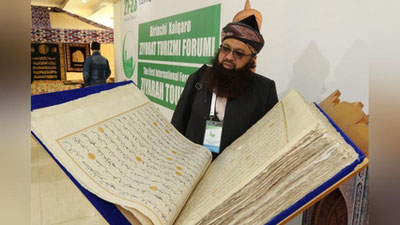 'Qur`oni Karimni o`zbekistonlik xattot ilk bor Samarqand qog`ozida yozmoqda'ning rasmi