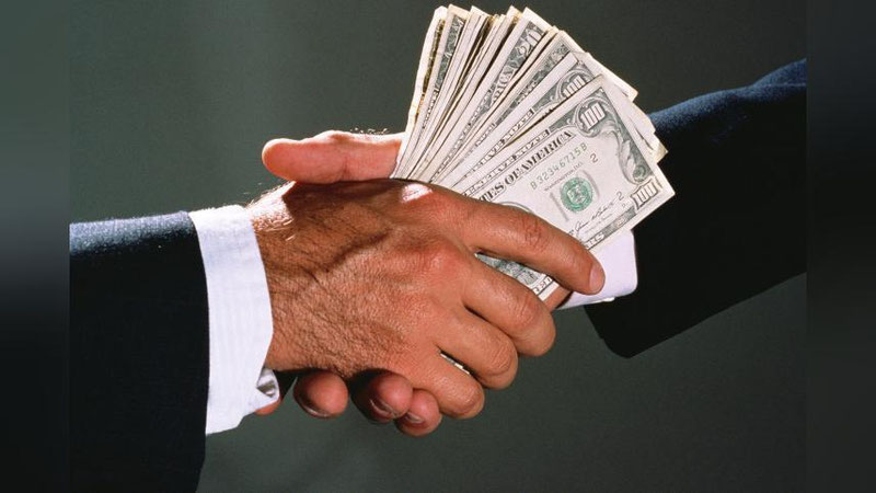 'Наманганда туман ДСИ бошлиғи 15 минг АҚШ доллари олаётганда қўлга тушди'ning rasmi