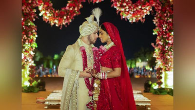 'Oq va qizil: Priyanka Chopra to`yida ikki xil ko`ylak kiydi (foto+video)'ning rasmi