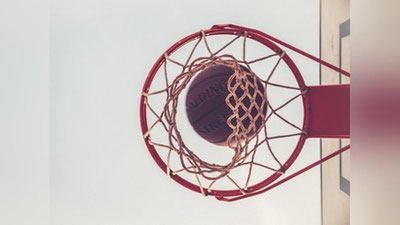 Изрображение 'ЗНАМЕНИТЫЙ ФУТБОЛИСТ ИСПОЛНИЛ ТРЮК НА БАСКЕТБОЛЬНОЙ ПЛОЩАДКЕ (ВИДЕО) '