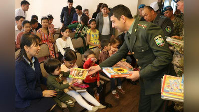 'Samarqanddagi Mehribonlik uyi tarbiyalanuvchilariga harbiylar tomonidan sovg`alar topshirildi'ning rasmi