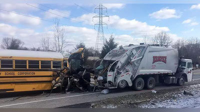 'AQShda maktab avtobusi YTHga uchradi 'ning rasmi