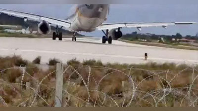 'Parvozga shaylangan samolyot turistni erga ag`dardi (Video)'ning rasmi