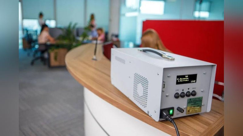 'Ўзбекистонда COVID-19 вирусининг барча штаммларини енгиш мақсадида яратилган янги қурилма тақдимоти бўлиб ўтмоқда'ning rasmi