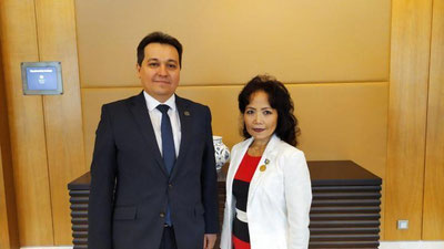 'Ta`limga homiylik qilgan xalqaro tashkilot xodimiga “Ta`lim homiysi” ko`krak nishoni topshirildi'ning rasmi