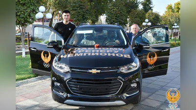 Изрображение 'Главному тренеру сборной по боксу вручили автомобиль и 100 млн сумов (фото)'