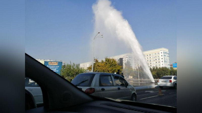 Изрображение 'Фонтан горячей воды забил посреди дороги в Мирабадском районе (видео)'