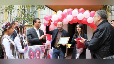 '“O`zmetkombinat” bir yo`la 4 egizakli bo`lgan xodimiga 3 xonali uy sovg`a qildi (foto)'ning rasmi