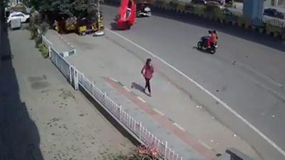 Изрображение 'В Индии слетевшая с эстакады машина убила человека (видео)'