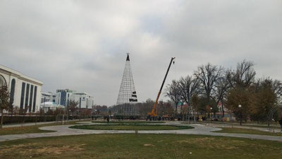 Изрображение 'В Ташкенте начали устанавливать главную новогоднюю елку (фото)'