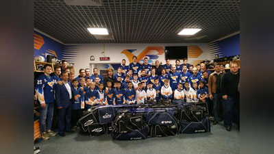 Изрображение 'Дети из дома Мехрибонлик получили экипировку из рук профессиональных хоккеистов (фото)'