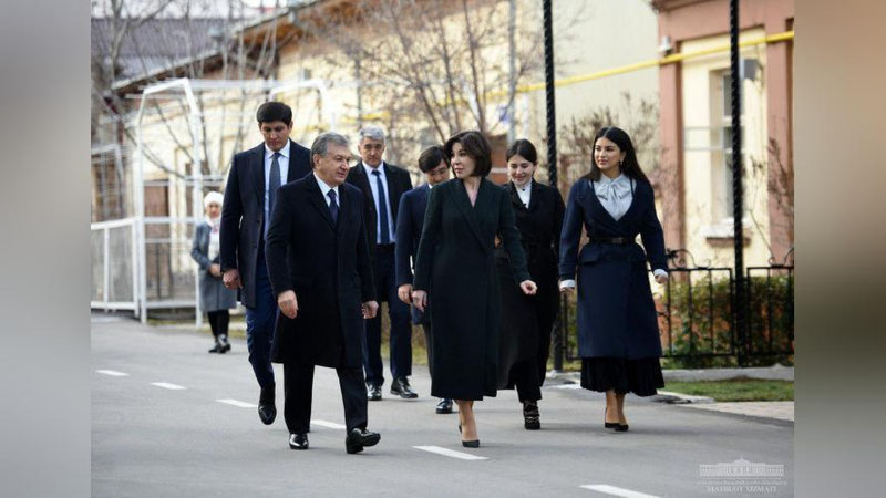 'Prezident Shavkat Mirziyoev oilasi bilan birga saylovda ovoz berdi (foto)'ning rasmi