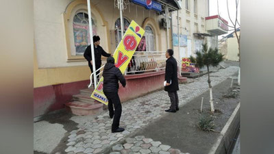 Изрображение 'В Андижане взялись за "неграмотную" наружную рекламу (фото)'