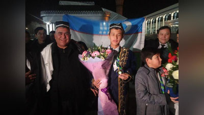 'Xalqaro matematika olimpiadasida oltin medalni qo`lga kiritgan o`quvchi Buxoro aeroportida kutib olindi (foto va video)'ning rasmi