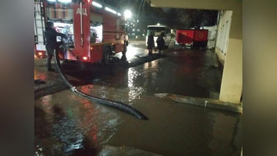 Изрображение 'В Мирзо-Улугбекском районе закроют на день школу из-за затопления: дополнено (видео)'