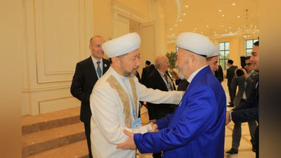'Misr Bosh imomi Shayx Ahmad Tayyibga Samarqand shahri faxriy fuqarosi unvoni berildi'ning rasmi