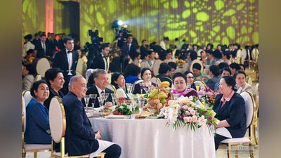 'Prezident tantanali tadbirda ishtirok etib, O`zbekiston ayollarini bayram bilan tabrikladi'ning rasmi