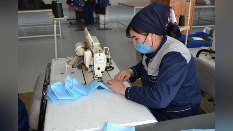 Изрображение 'Предприятие автопрома в Узбекистане начало шить медицинские маски'