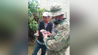 Изрображение 'Найденные при очистке территорий в Сырдарье золото и деньги вернули владельцам'