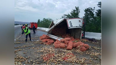 Изрображение 'На трассе Ташкент-Ош опрокинулся грузовик с луком: трое человек пострадали'