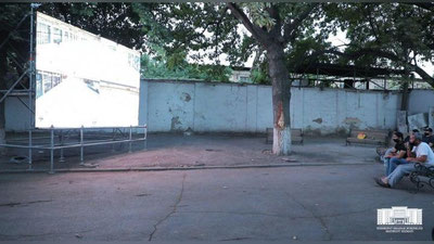 Изрображение 'У стационара в "Узэкспоцентре" установили мониторы для родственников пациентов'