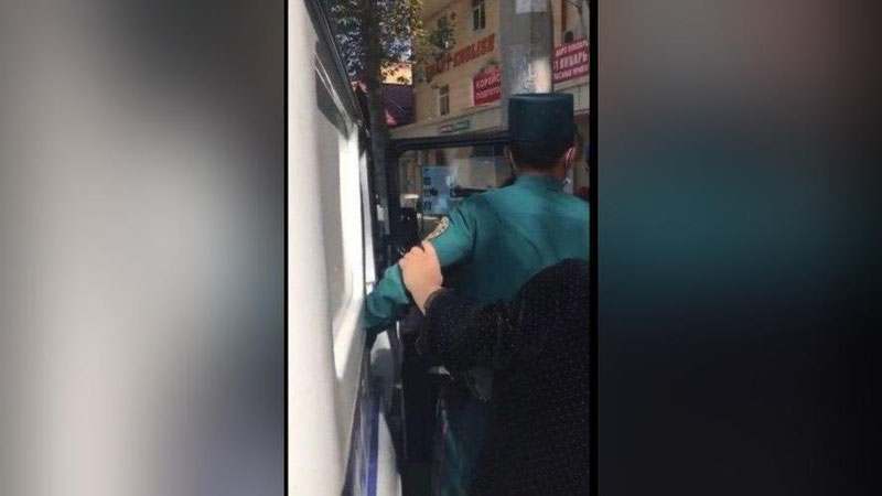 Изрображение 'Почему в Самарканде сотрудники ОВД пытались силой задержать подростка? (видео)'