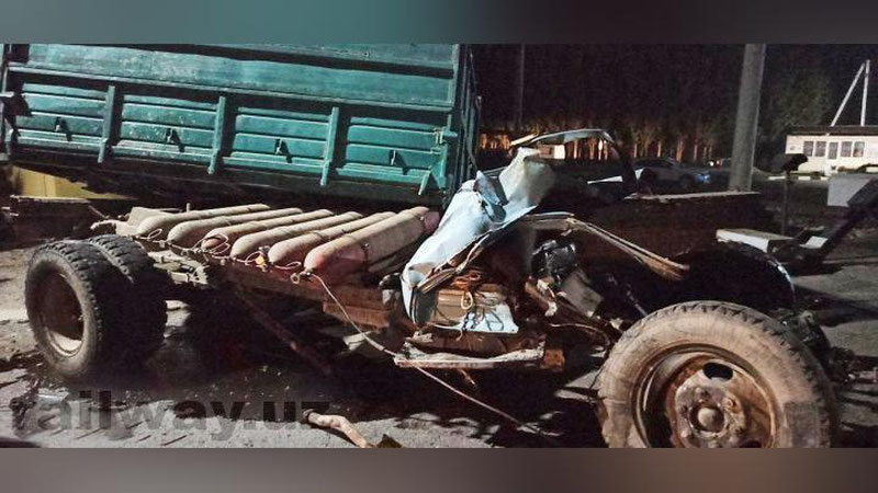 Изрображение 'В Ферганской области погиб водитель грузовика, пытаясь проскочить перед поездом'