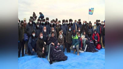 'Rossiyalik va amerikalik kosmonavtlar birga Erga qaytib keldi. Ular Qozog`istonga qo`ndi'ning rasmi