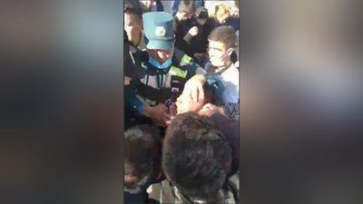 'Samarqandda YTH sodir etgan haydovchining og`zidan IIB xodimlari jamoatchilik yordamida 1000  so`mlik kupyuraga o`ralgan giyohvand moddani olishdi (video)'ning rasmi