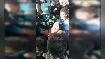 Изрображение 'В Самаркандской области водитель Labo при виде сотрудников ДПС попытался съесть марихуану'