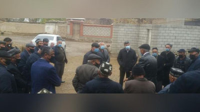 'Prezidentning Namangandagi Xalq qabulxonasi tomorqasi suvsiz qovjirab qolgan Chust aholisining muammosini Davlat dasturga kiritmasda hal qilib berdi'ning rasmi