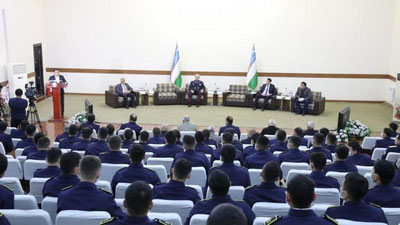 'Bayrog`imizni o`pib qasamyod qilayotgan harbiylarimizning qalbidagi olovni, yuzlaridagi quvonchni ko`rib, faxrlanamiz!'ning rasmi