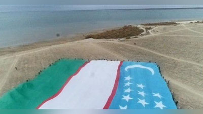 'Aydar-Arnasoy ko`li atrofida ulkan bayroq yoyildi'ning rasmi