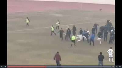 '"Neftchi"-"Turon": alamzada muxlislar janjal ko`tardi, hakam kaltaklandi, «bolboy» bola hammani yig`latdi (video)'ning rasmi