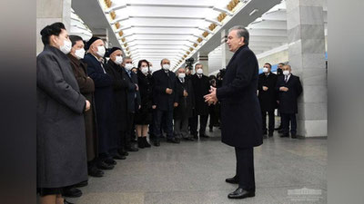 'Ular dushman emas, do`st. Ular haqiqatni aytib turmasa, rahbarlarning darrov oyog`i erdan uzilib qoladi — Prezident jurnalistlarga rahmat aytdi'ning rasmi