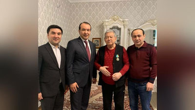 'Ozodbek Nazarbekov Nuriddin Hamrokulovga Davlat mukofotini topshirdi'ning rasmi