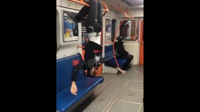 Изрображение 'Установлены личности подростков, висевших на поручнях метро ради подписчиков в соцсети'