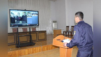 'Askarlar yaqinlari bilan tele-ko`prik orqali muloqot qilishdi'ning rasmi