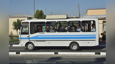 'Namanganda avtobus eshigiga qisilib, tushib ketgan yo`lovchi vafot etdi'ning rasmi