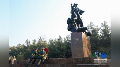 'Andijonda Bobur haykali poyiga gullar qo`yildi'ning rasmi