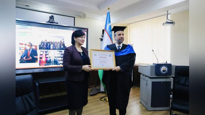 'Turkiya elchisiga O`zbekistonning ikki universiteti tomonidan faxriy professor unvoni berildi'ning rasmi