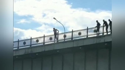 Изрображение 'В Наманганской области женщина пыталась бросить своих детей с моста'