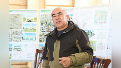 'Qarshida muhtoj oilalar uchun qurilgan arzon uylarni hokimiyat ishchilari olgan — Zoyir Mirzaev'ning rasmi