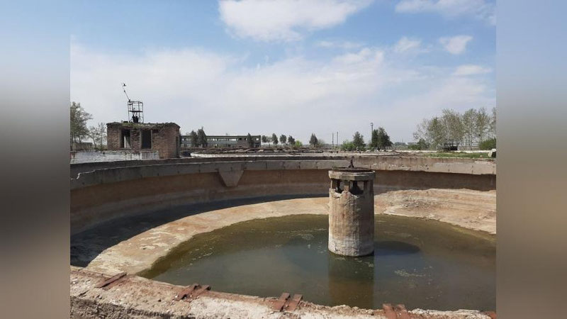 '"Jiyanim ochiq chuqurchasiga tushib ketib, iflos suvdan vafot etgan". Kusherbaev Yangiyo`ldagi qarovsiz suv tozalash inshoati qachon ta`mirlanishini so`ramoqda'ning rasmi