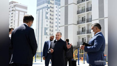 'Shavkat Mirziyoev Samarqand shahar chekkasida bunyod etilgan ko`p qavatli uylarni borib ko`rdi'ning rasmi