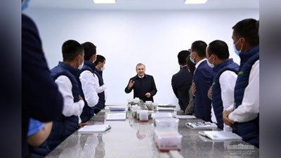 '"Bu qo`shilgan qiymat yaratishda inqilobiy usul. Biz o`ttiz yil shunga intildik". Prezident Jomboydagi laboratoriyani borib ko`rdi (foto)'ning rasmi