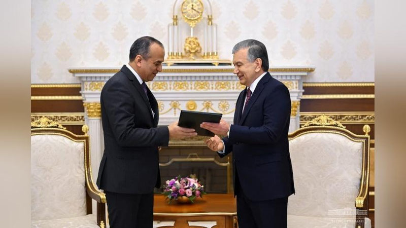 'Shavkat Mirziyoev O`zbekistondagi diplomatik missiyasini yakunlayotgan Tojikiston elchisini qabul qildi'ning rasmi