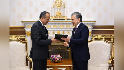 'Shavkat Mirziyoev O`zbekistondagi diplomatik missiyasini yakunlayotgan Tojikiston elchisini qabul qildi'ning rasmi