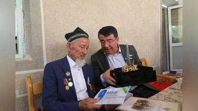 Изрображение 'Хокимы Сурхандарьинской и Наманганской областей лично вручили подарки ветеранам (фото)'